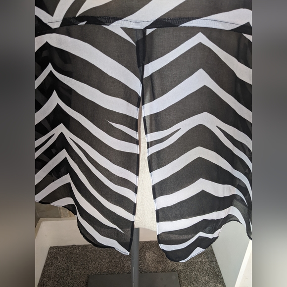 Zebra print sheer blouse perfect fo layering. In excellent condition - Picture 3 of 7